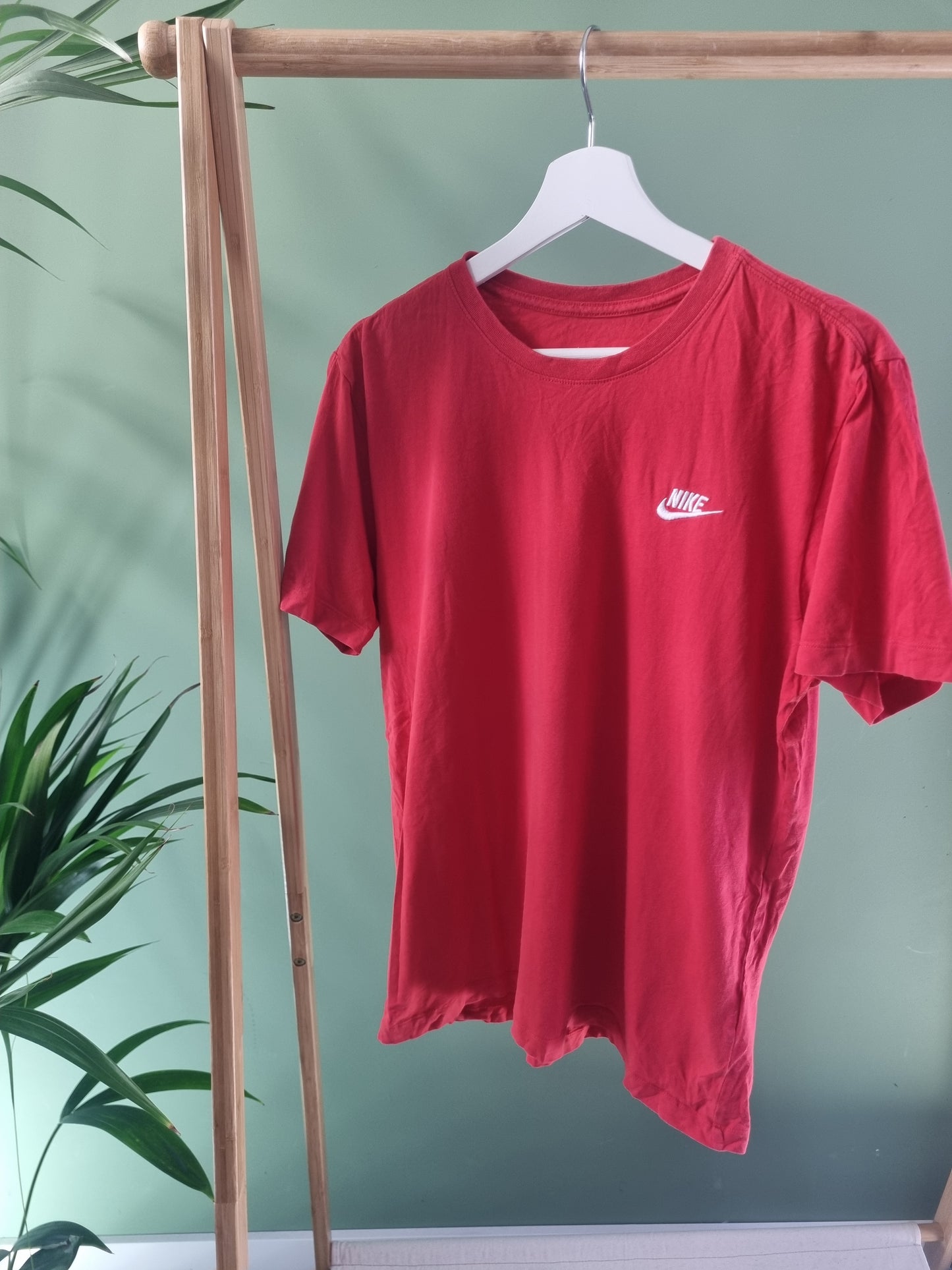 Nike embroidered chest logo tee maat M