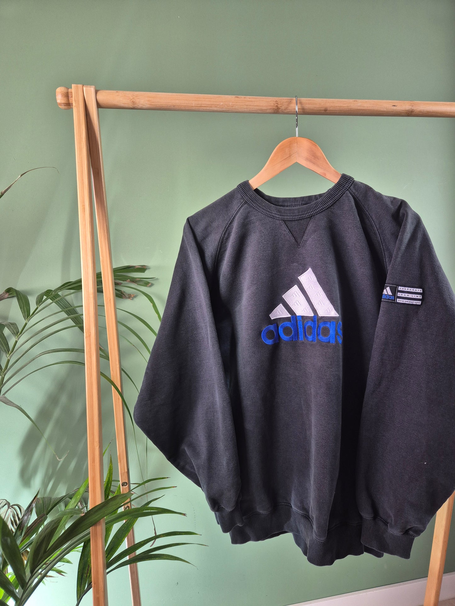 Adidas 90s front logo sweater maat M