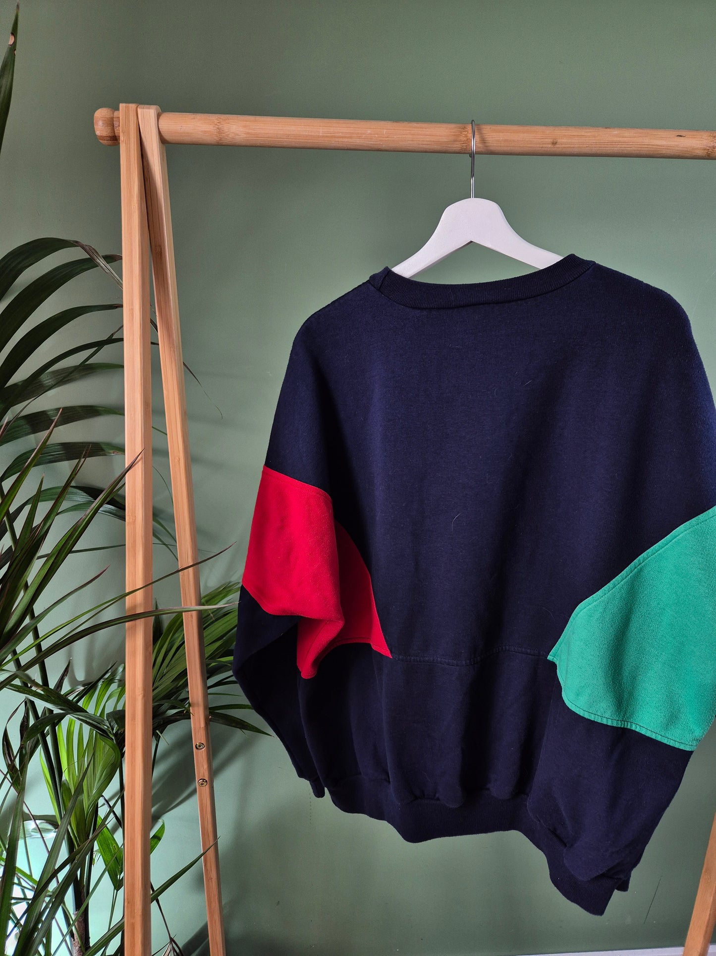 Adidas RARE 90s front logo sweater maat XL