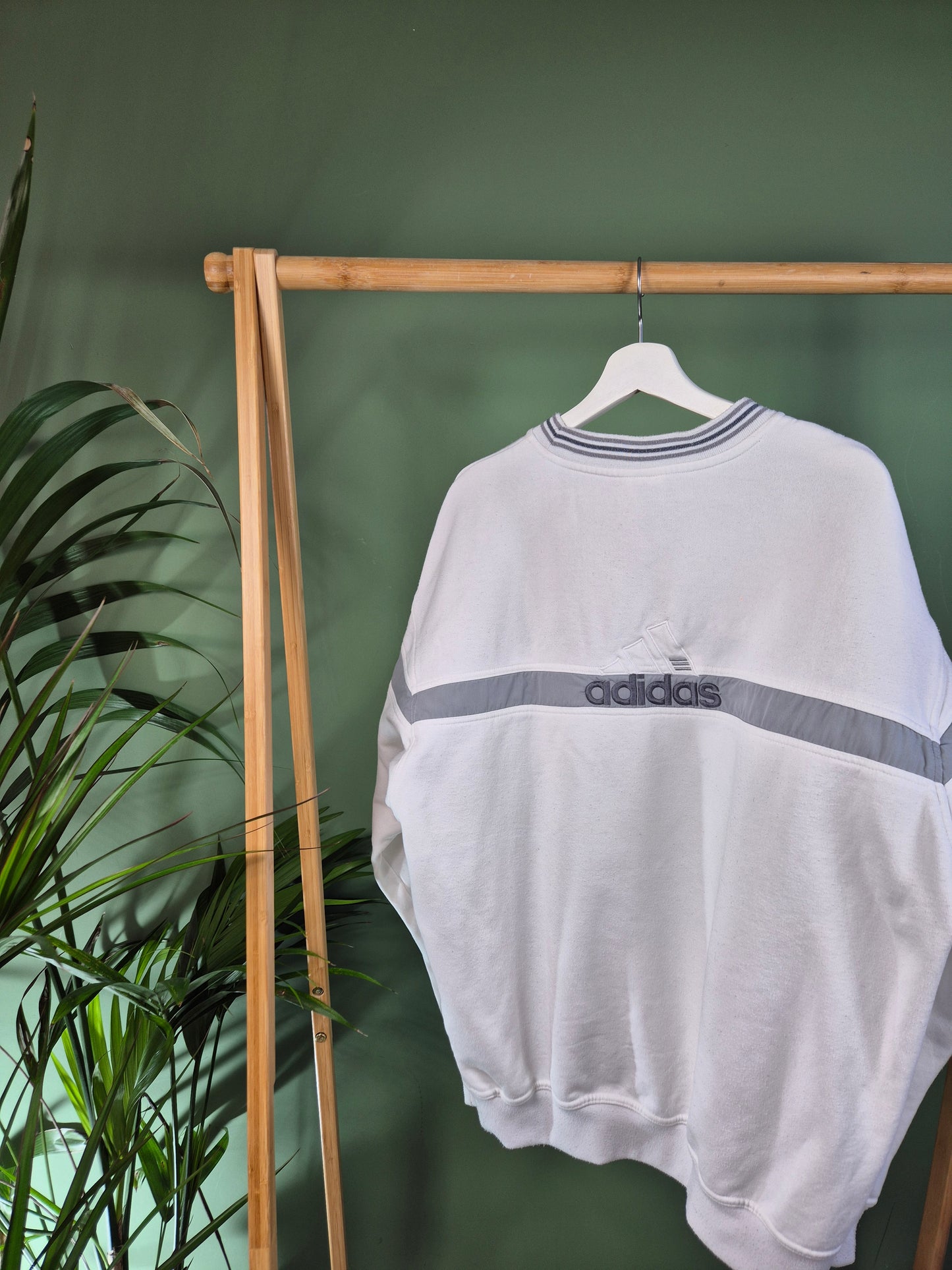 Adidas 90s back print logo sweater maat L