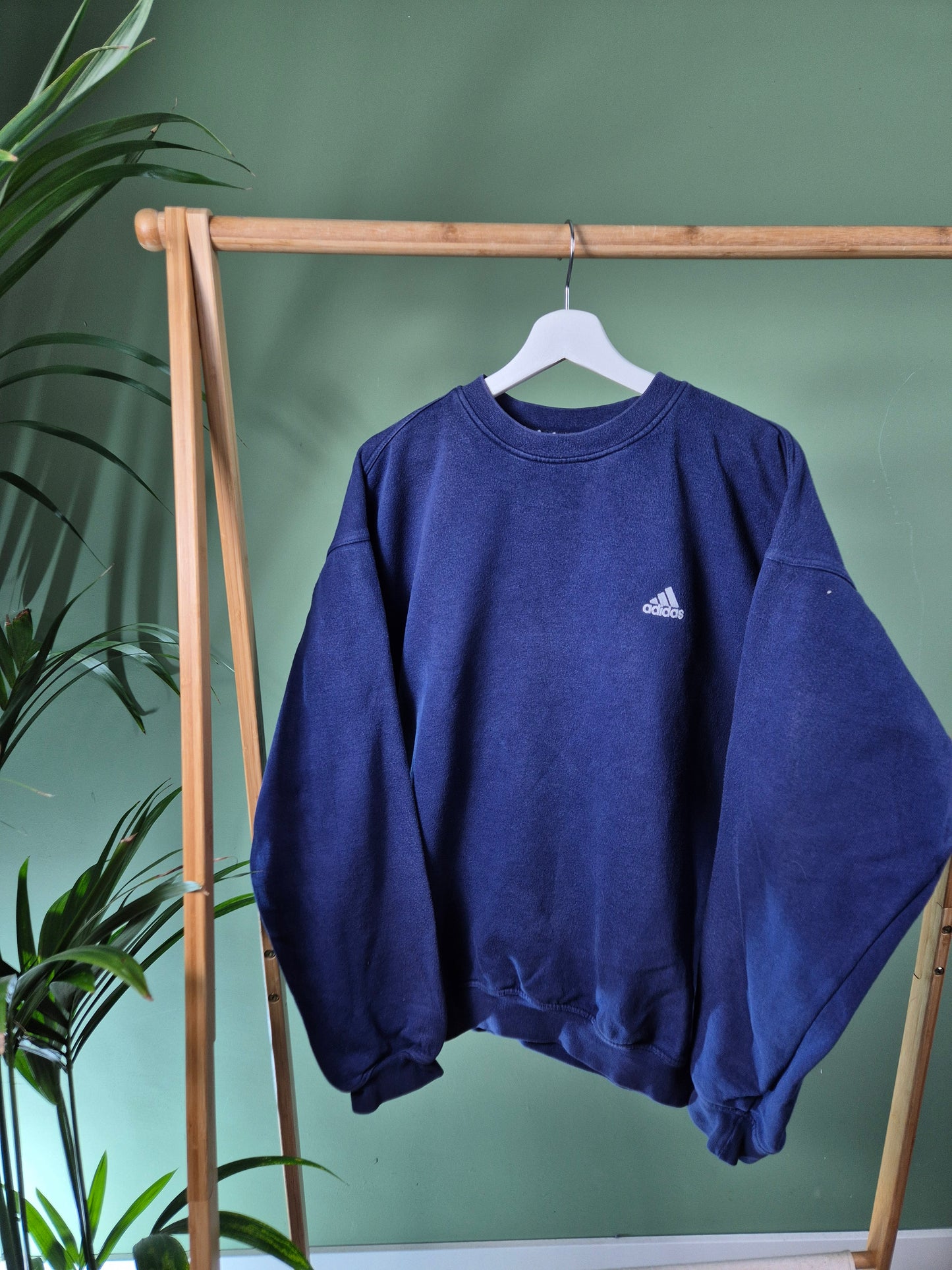 Adidas 90s chest logo sweater maat L