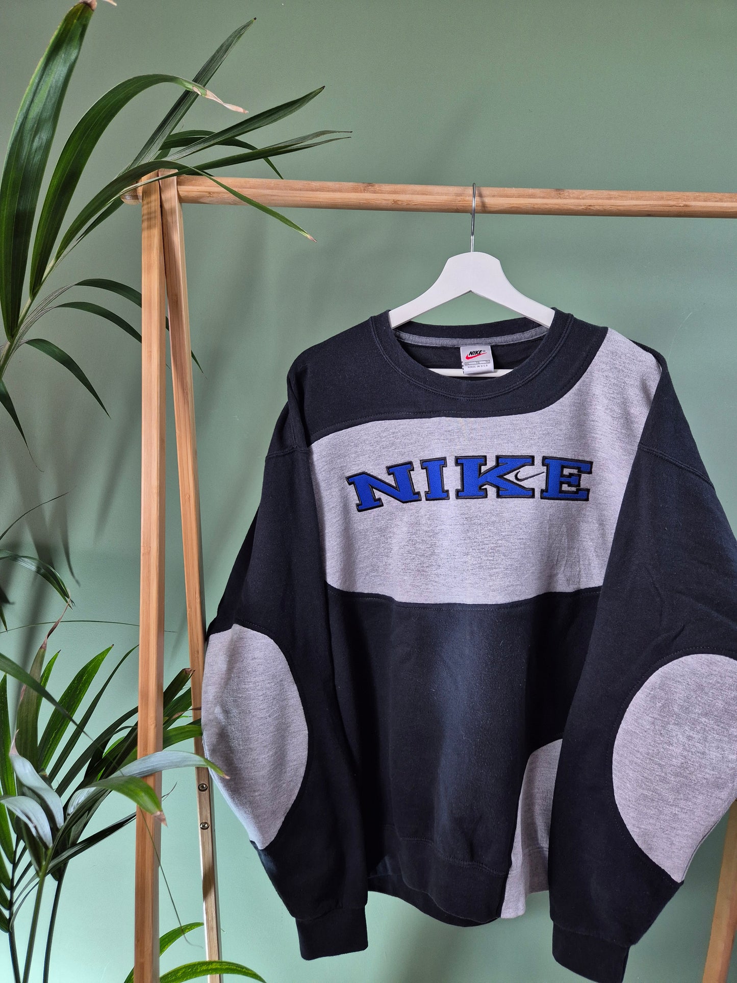 Nike 90s spell out rework sweater maat XL