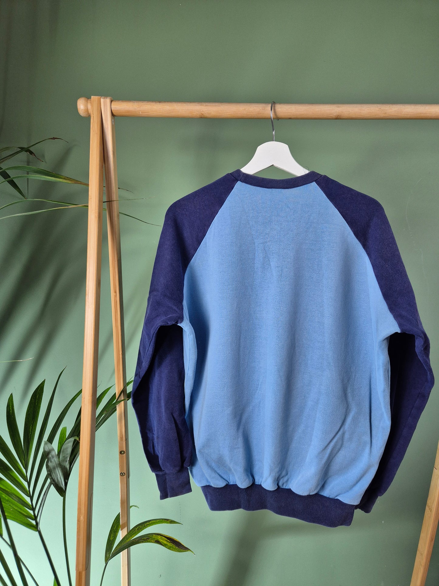 Adidas 90s front logo sweater maat M