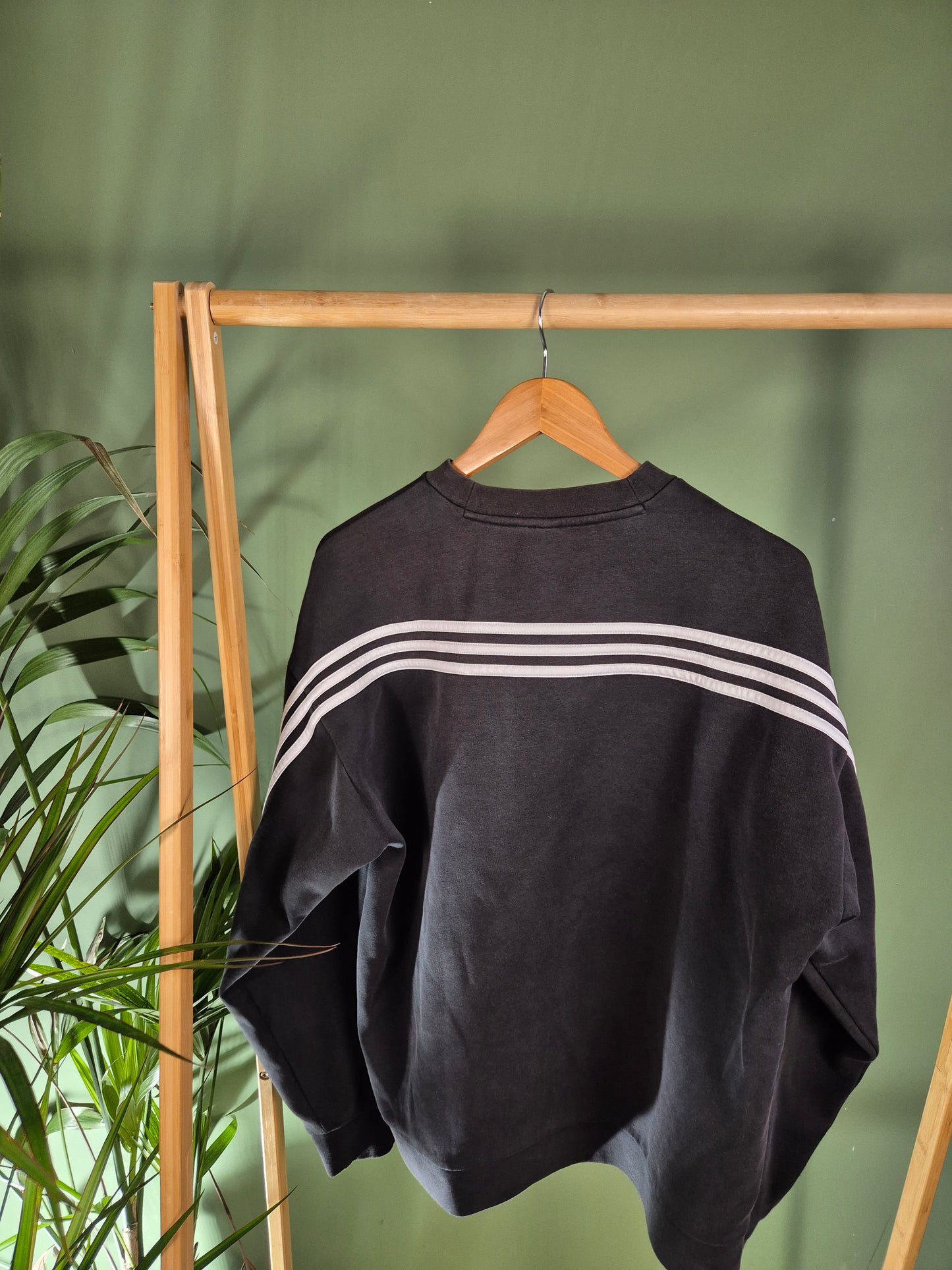 Adidas center logo sweater maat L