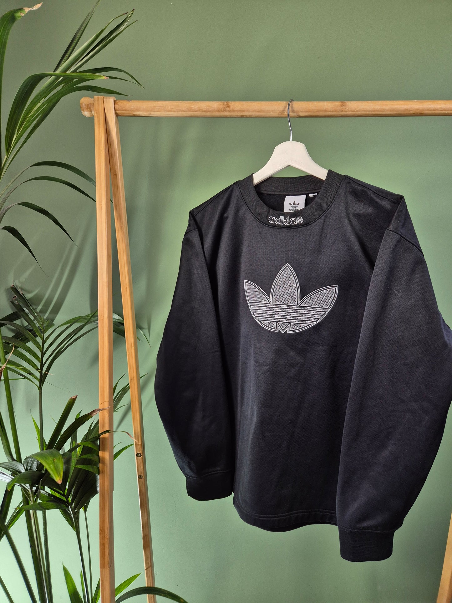 Adidas front logo sweater maat L
