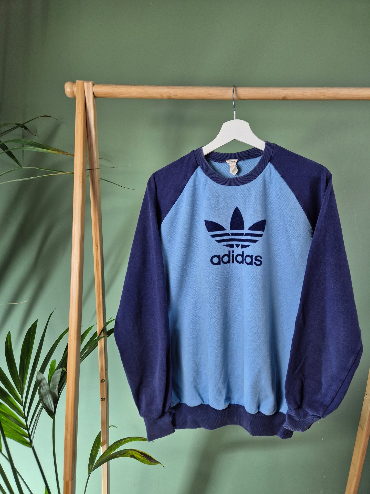 Adidas 90s front logo sweater maat M