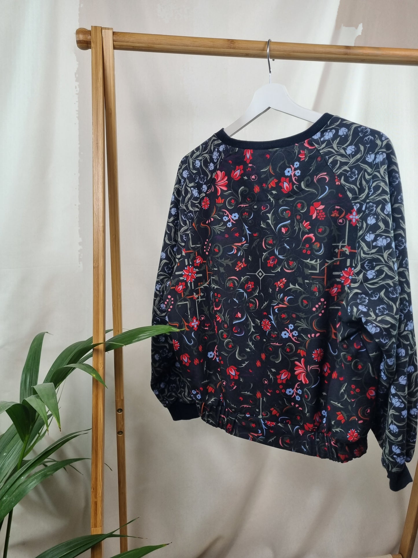 Adidas all over flower print sweater maat  XS