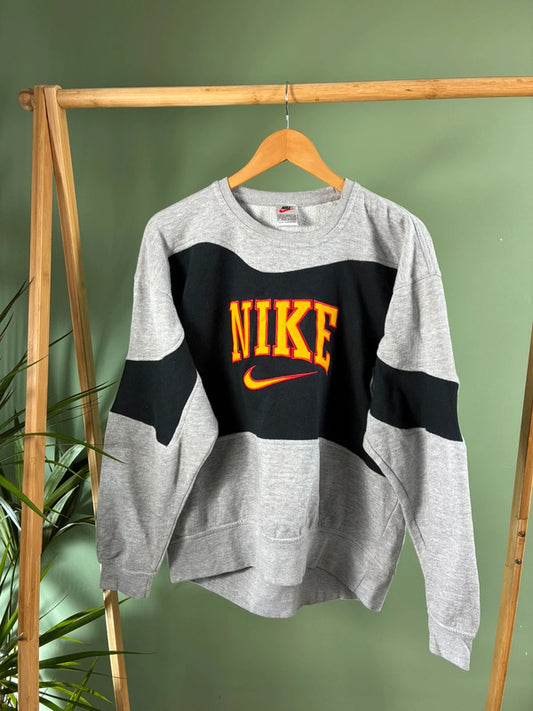 Vintage 90s Nike spell out rework sweater maat M