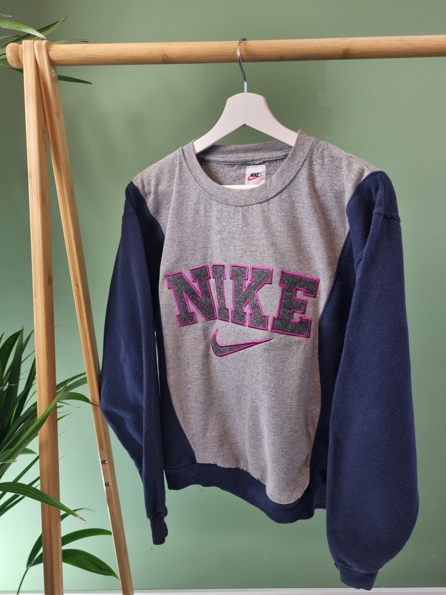 Nike reworked spell out sweater maat M