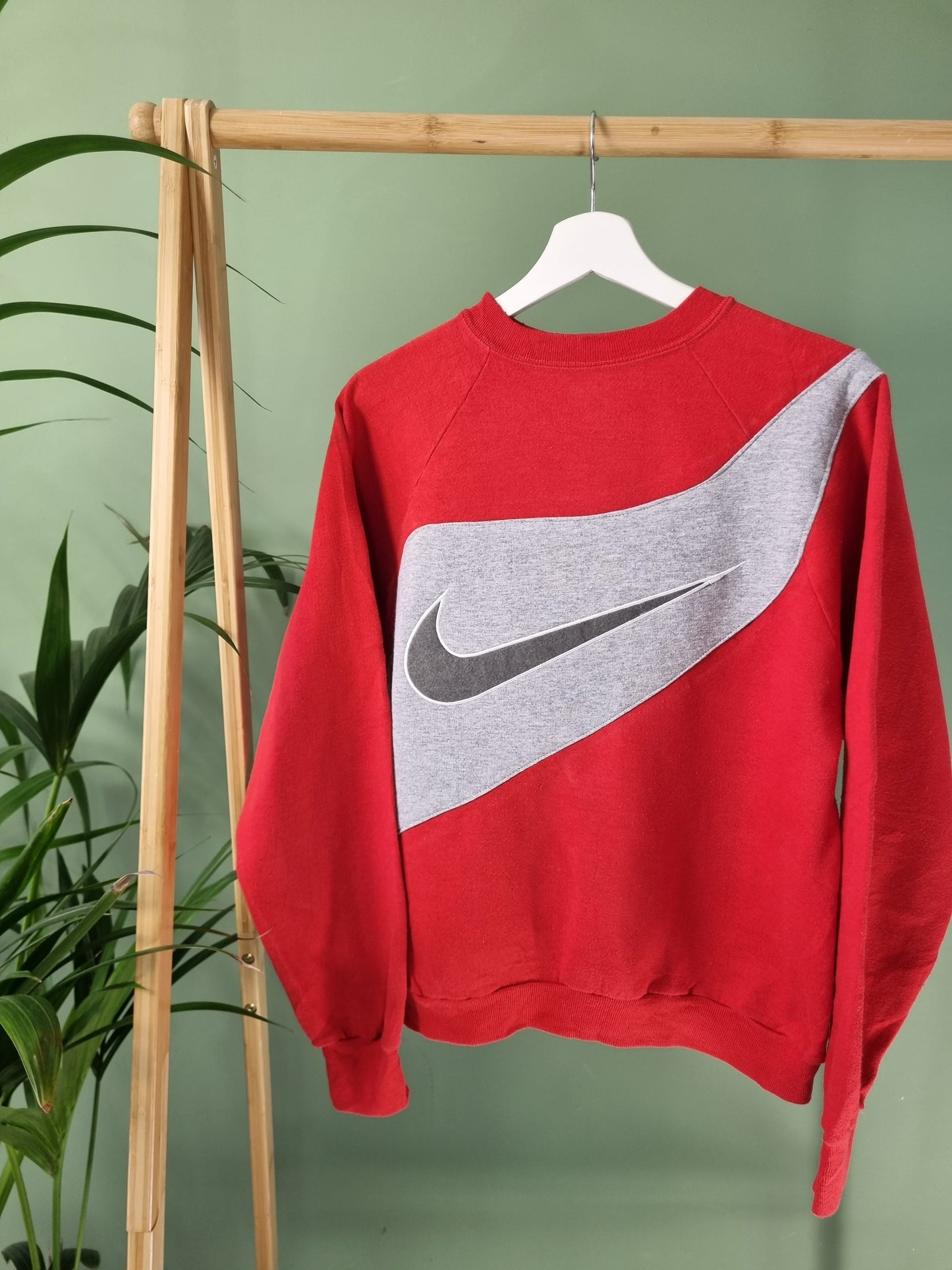 Nike reworked big swoosh sweater maat M