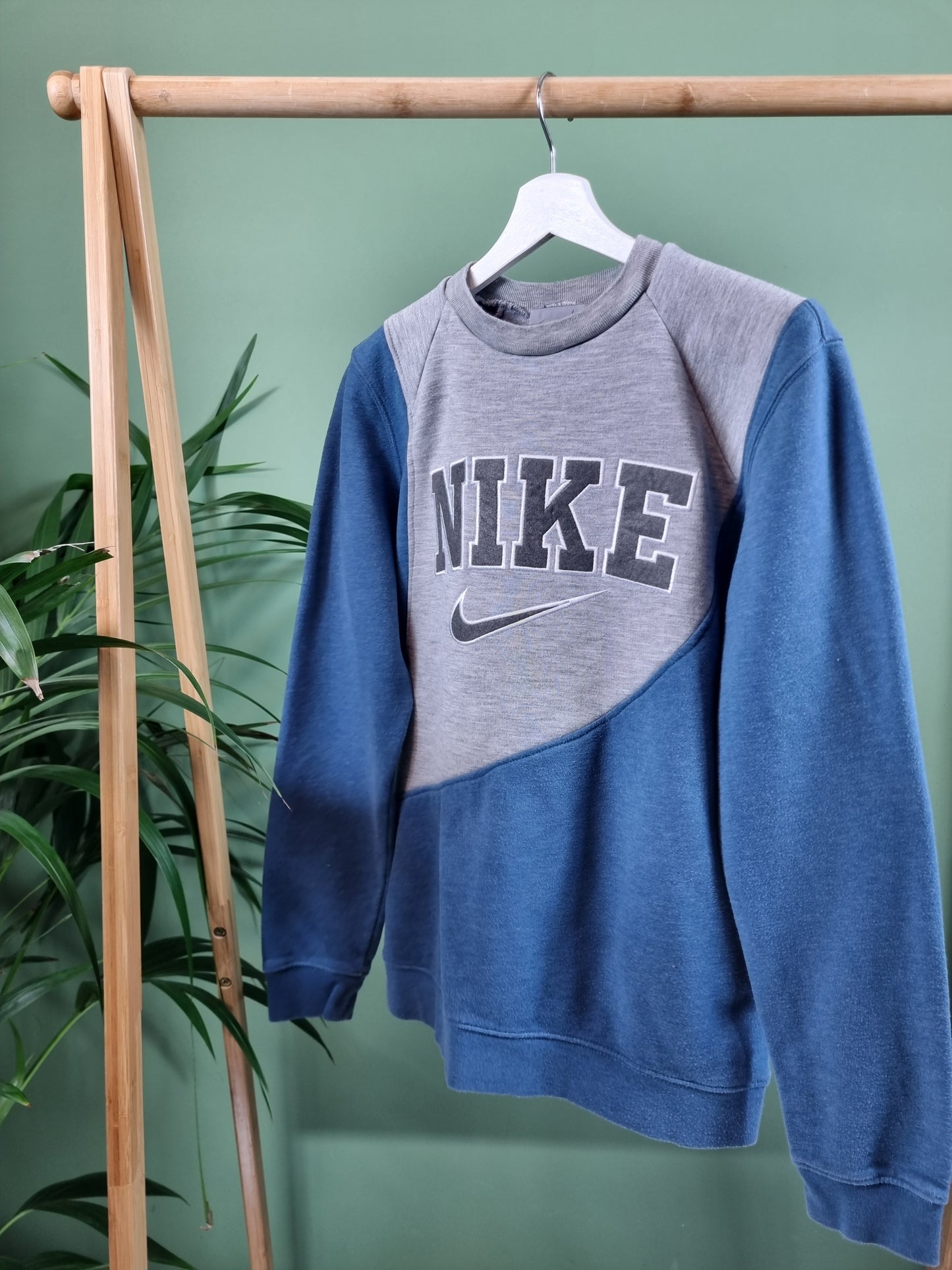 Nike spell out rework sweater maat S/M