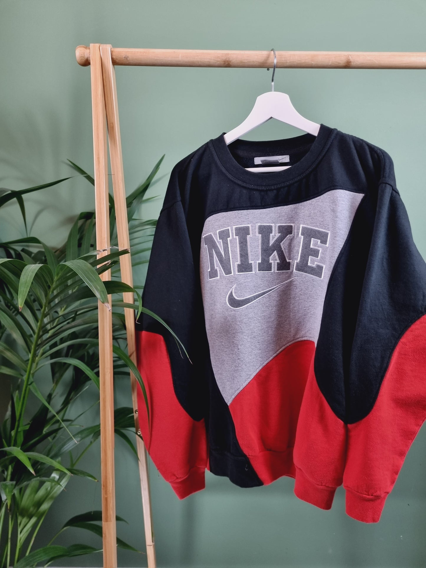Nike reworked spell out sweater maat M/L