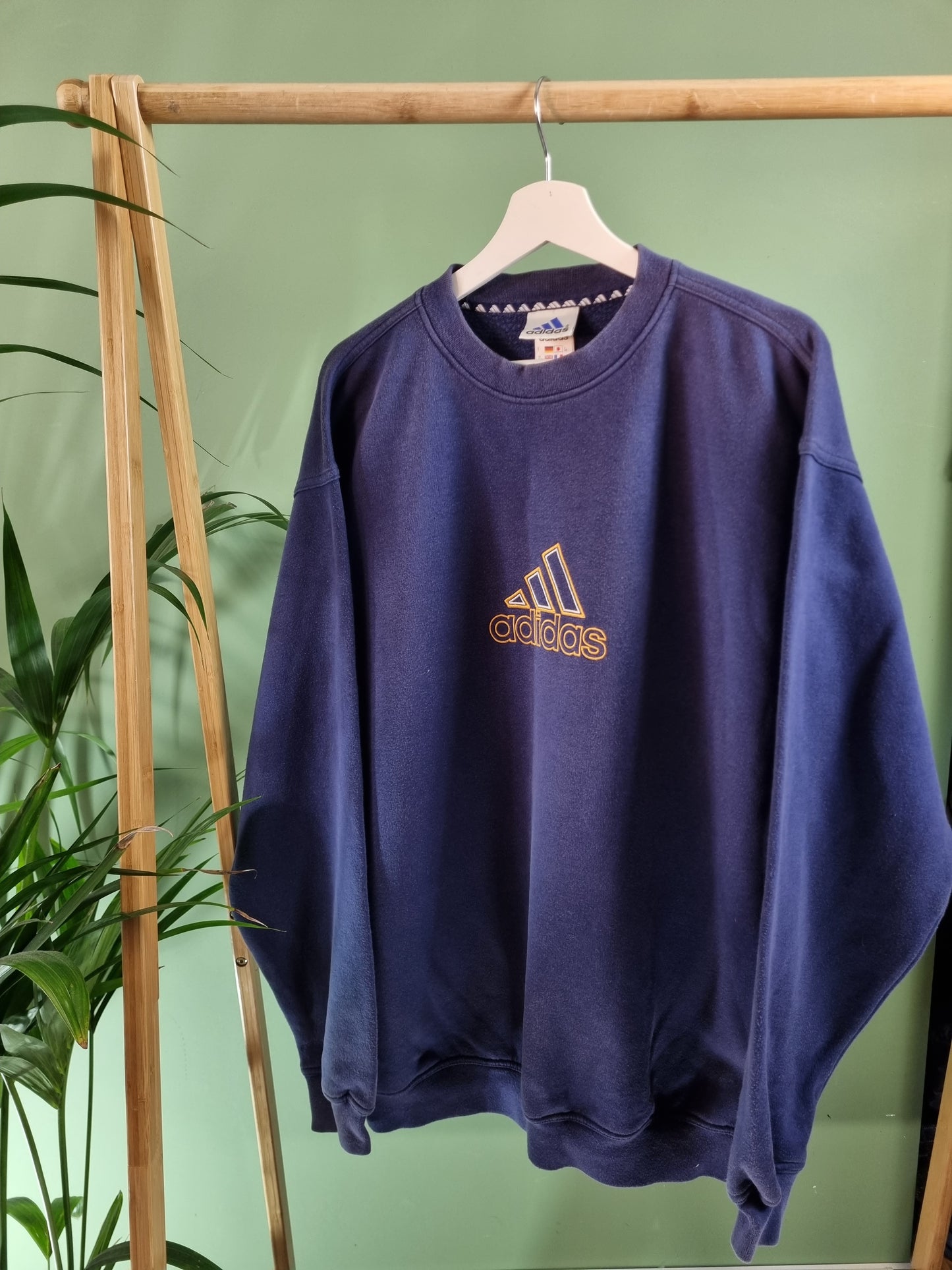 Adidas 90s embroidered center logo sweater maat L