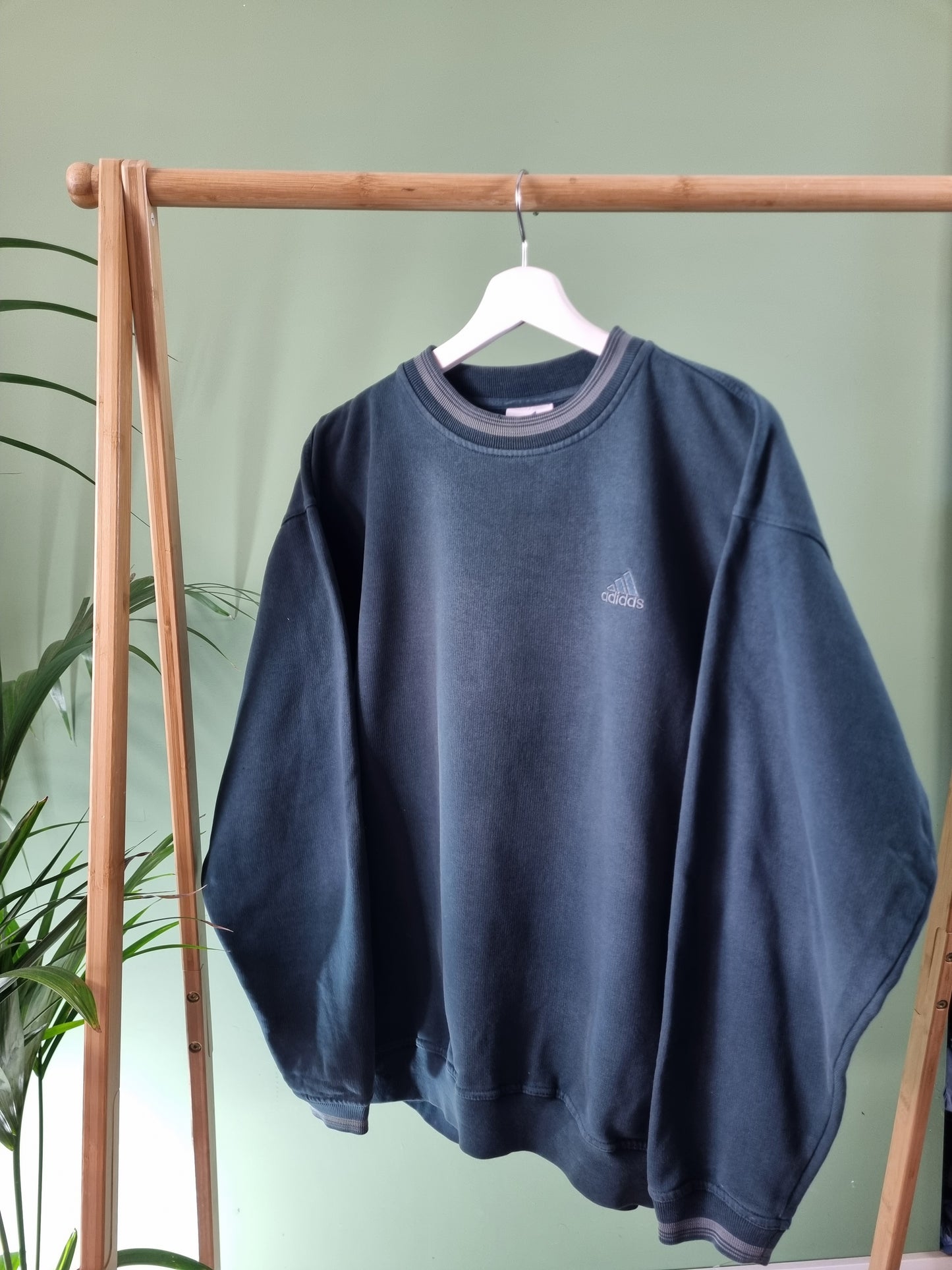 Adidas 90s chest logo sweater maat L