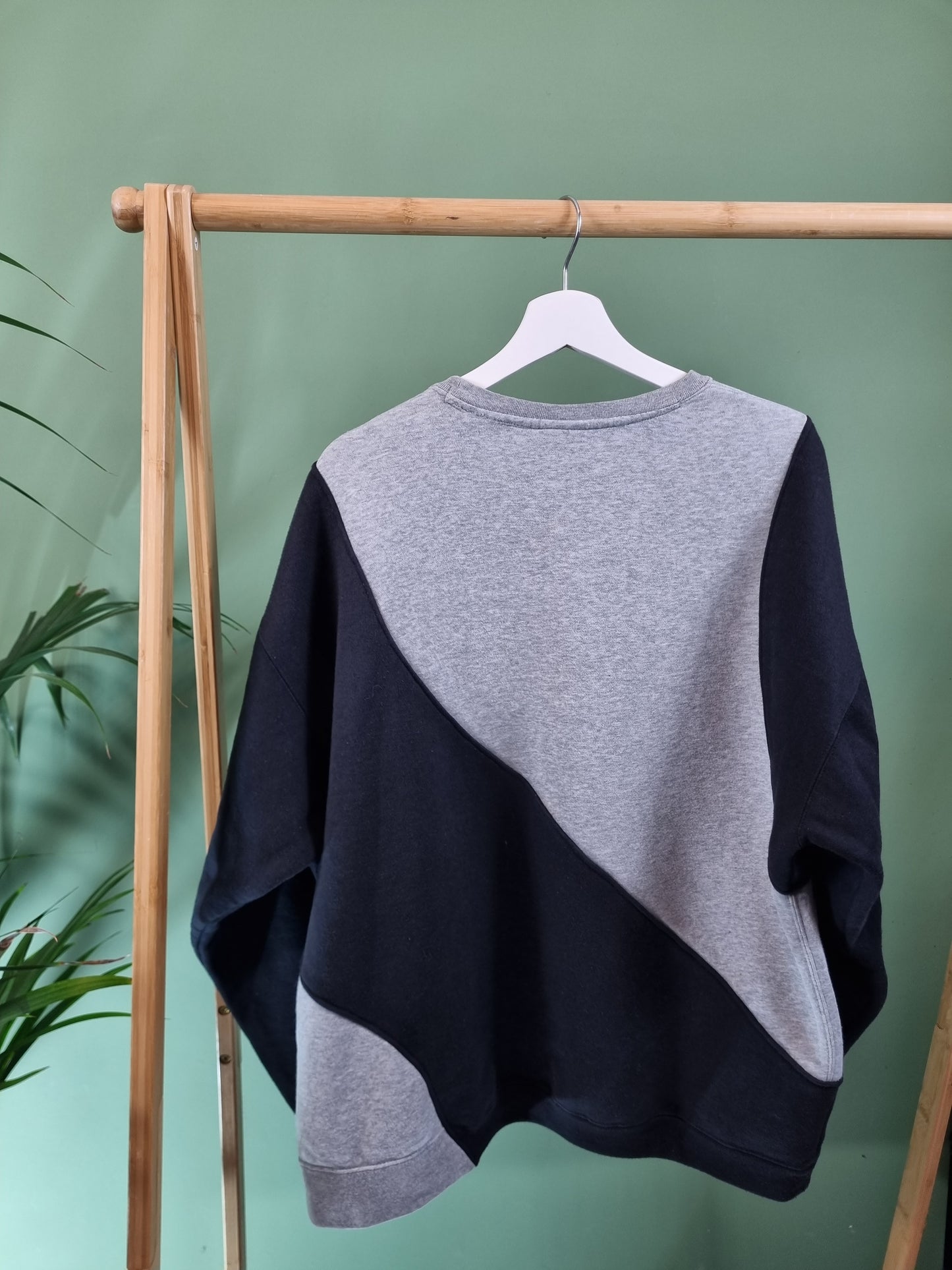 Nike chest logo rework sweater maat L