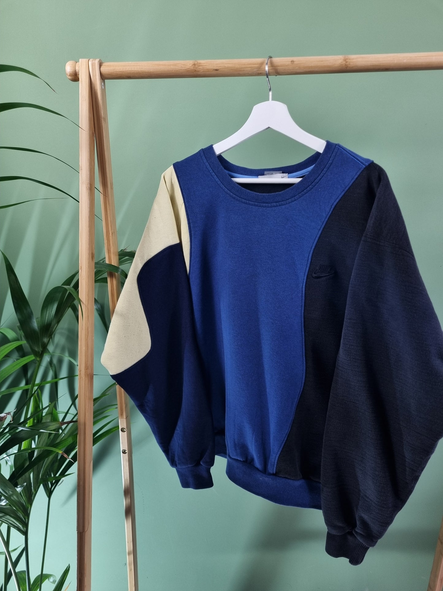Nike chest logo rework sweater maat M