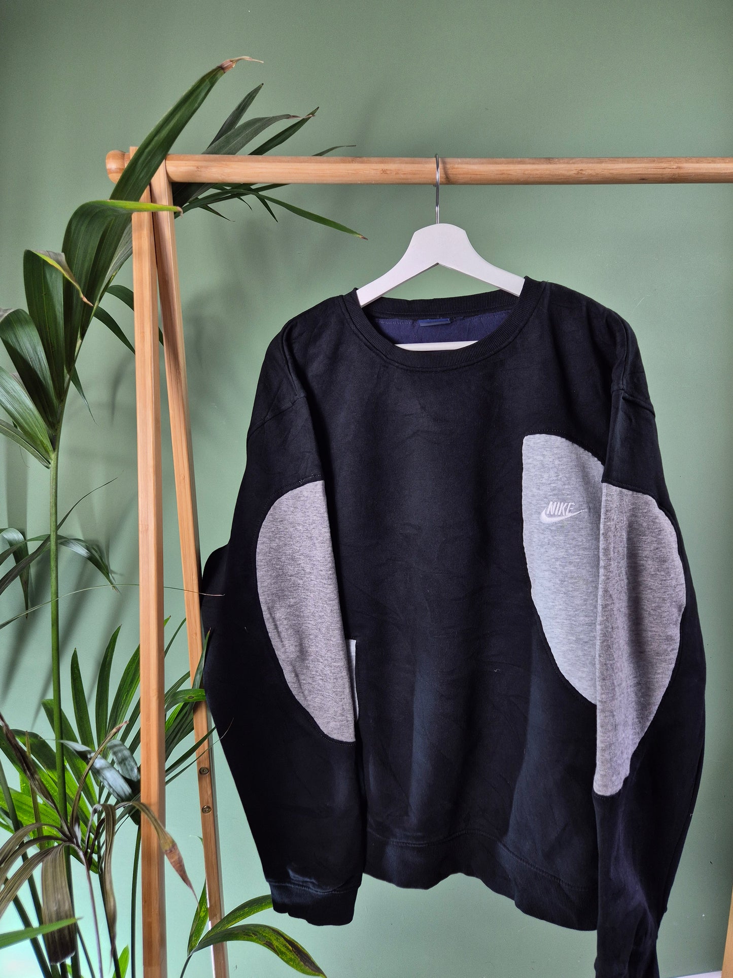 Nike chest logo rework sweater maat XL