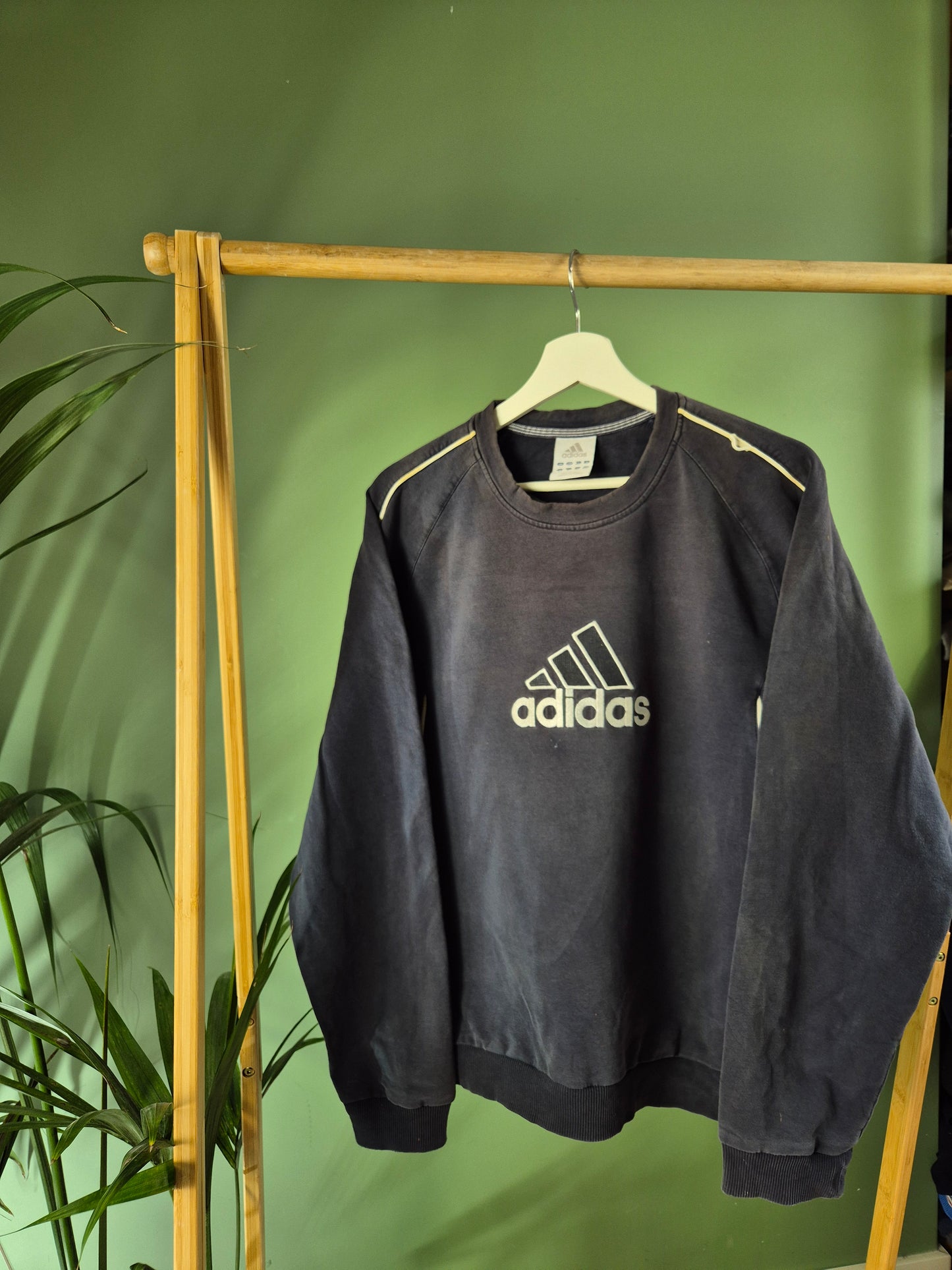 Adidas front logo sweater maat L
