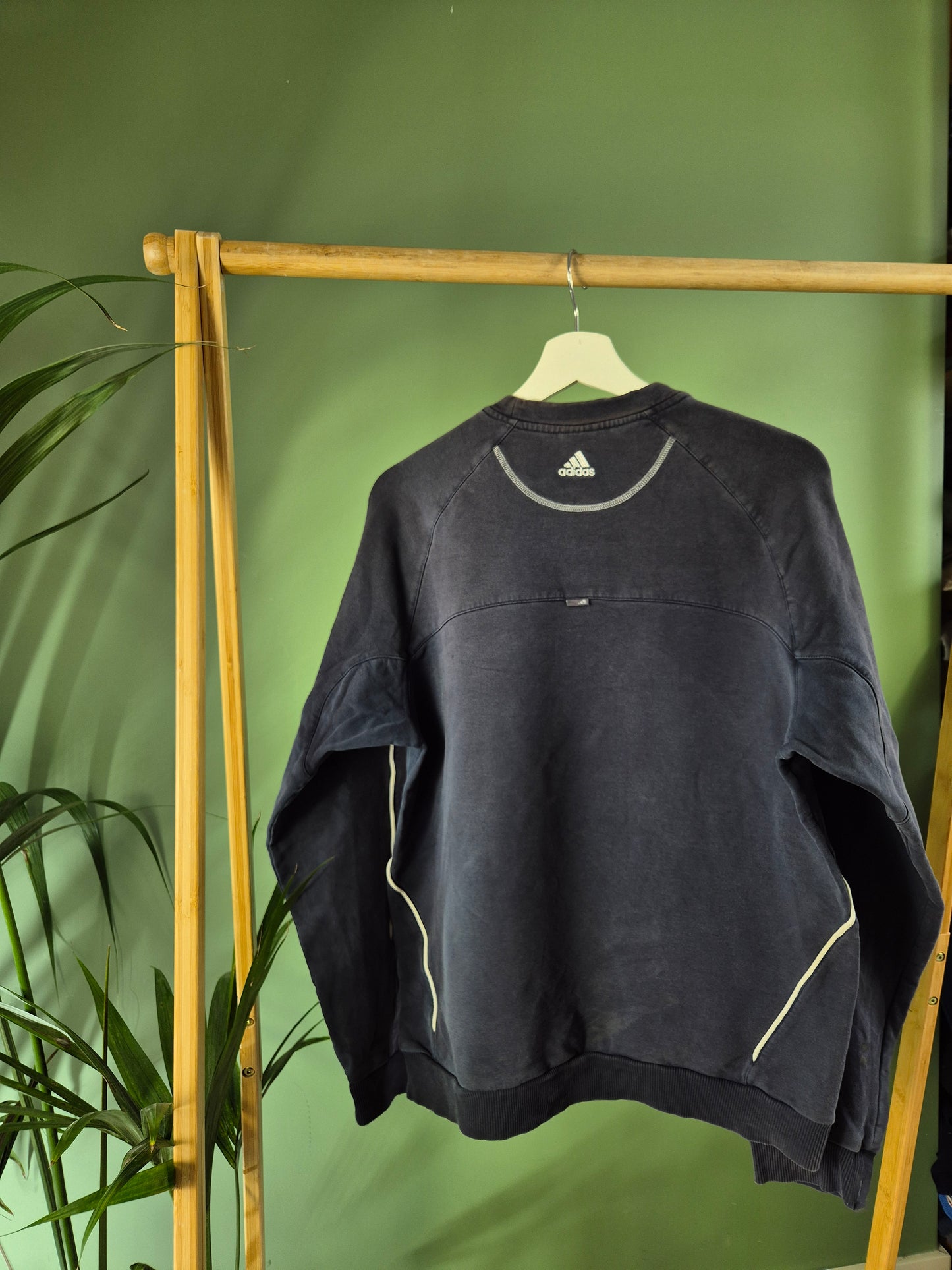 Adidas front logo sweater maat L