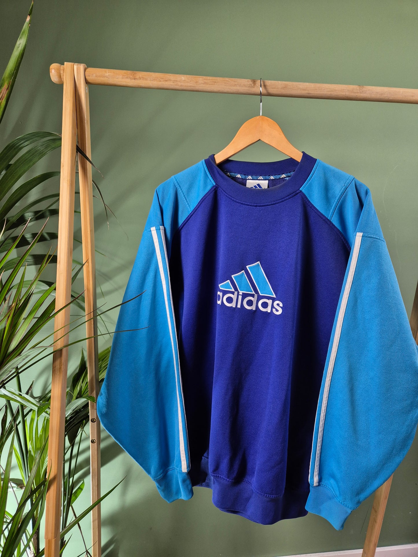 Adidas 90s front logo sweater maat L