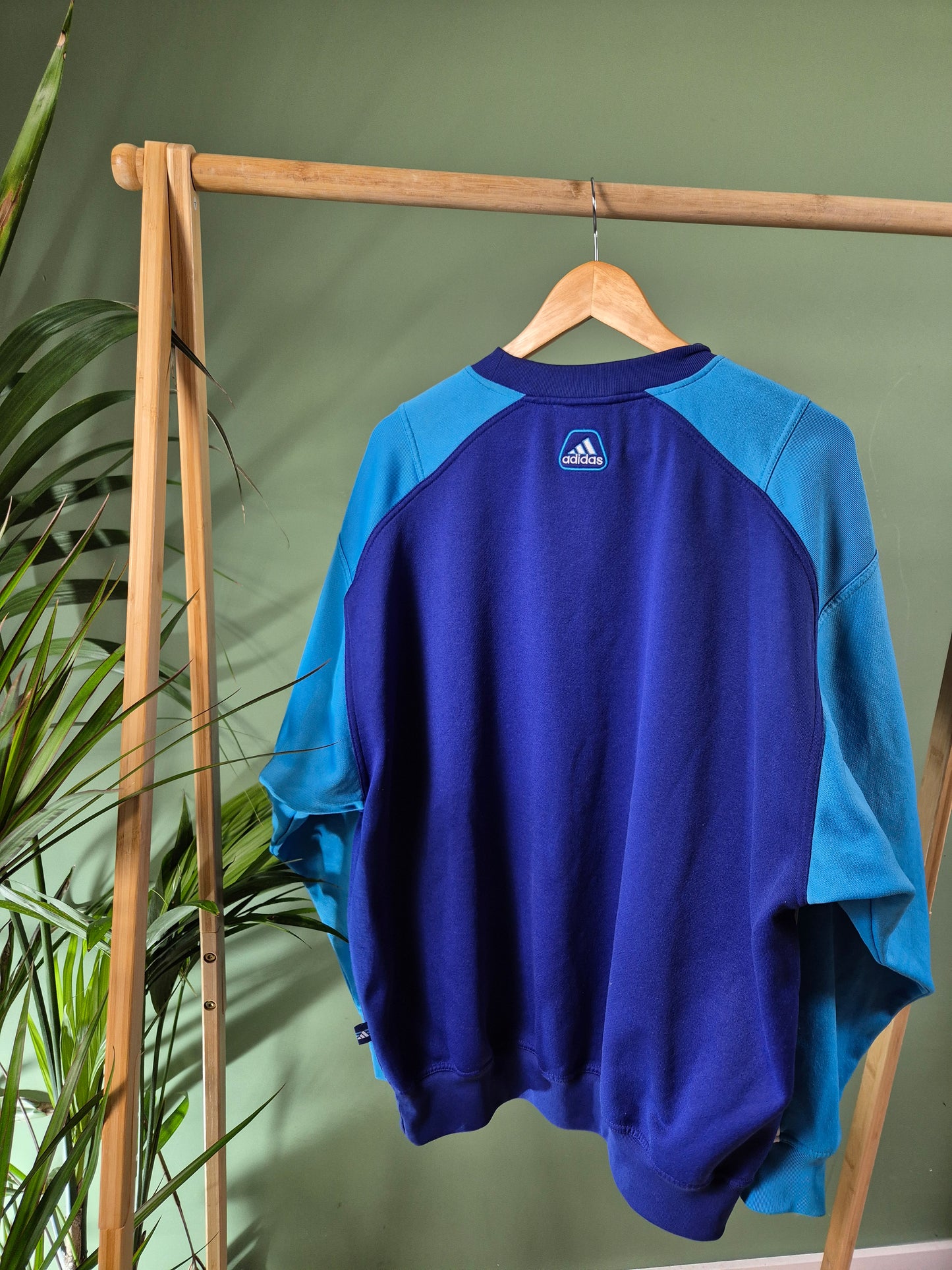 Adidas 90s front logo sweater maat L