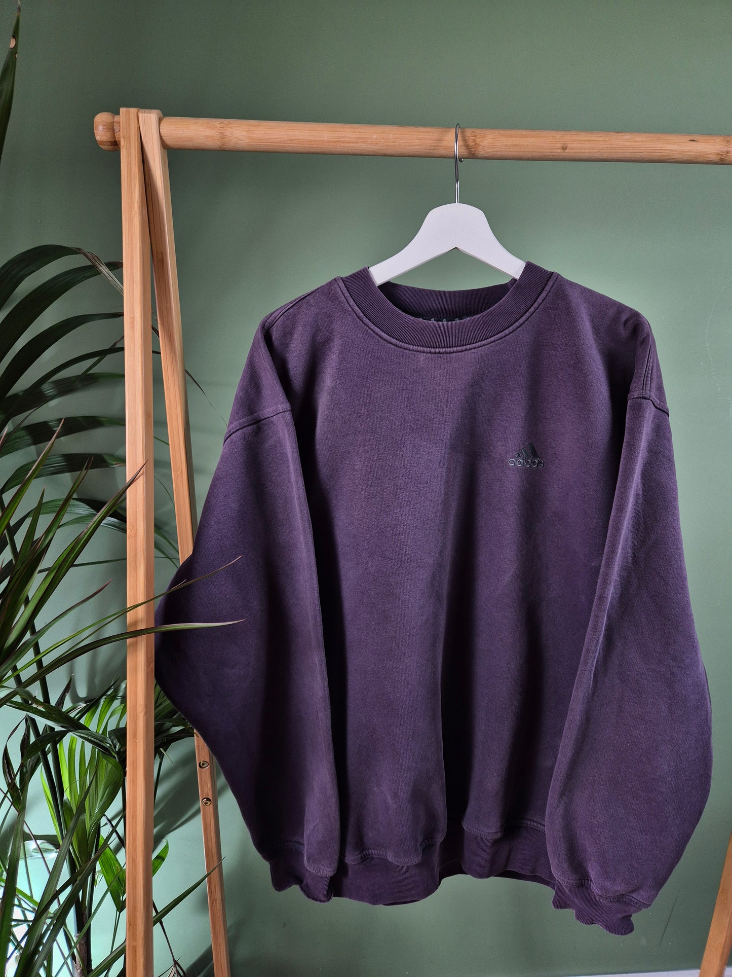 Adidas 90s chest logo sweater maat L