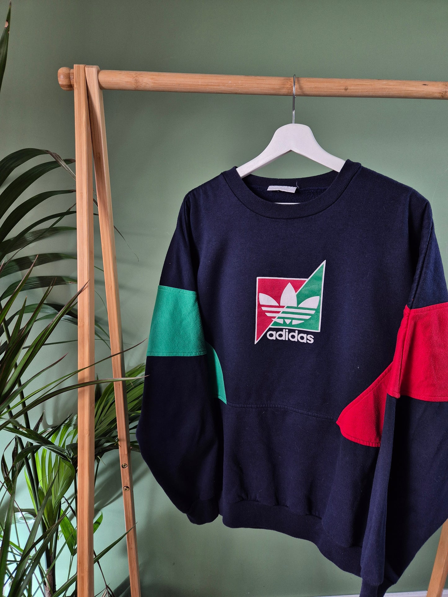 Adidas RARE 90s front logo sweater maat XL