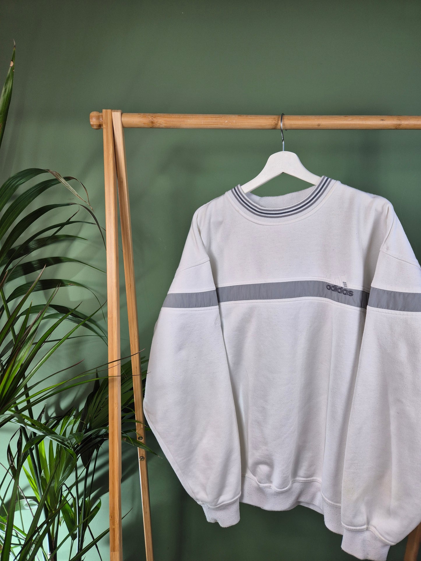 Adidas 90s back print logo sweater maat L