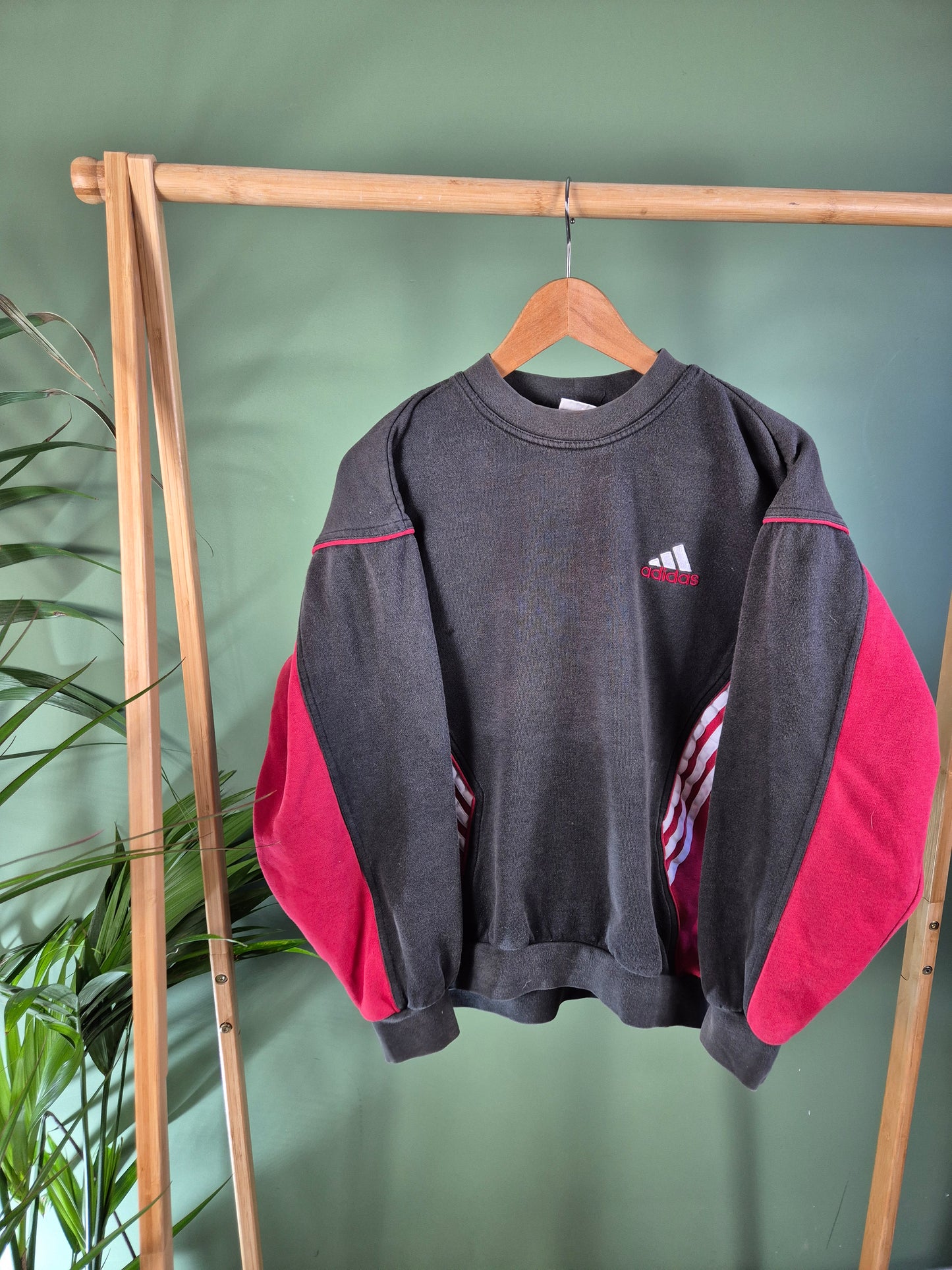 Adidas 90s chest logo sweater maat S