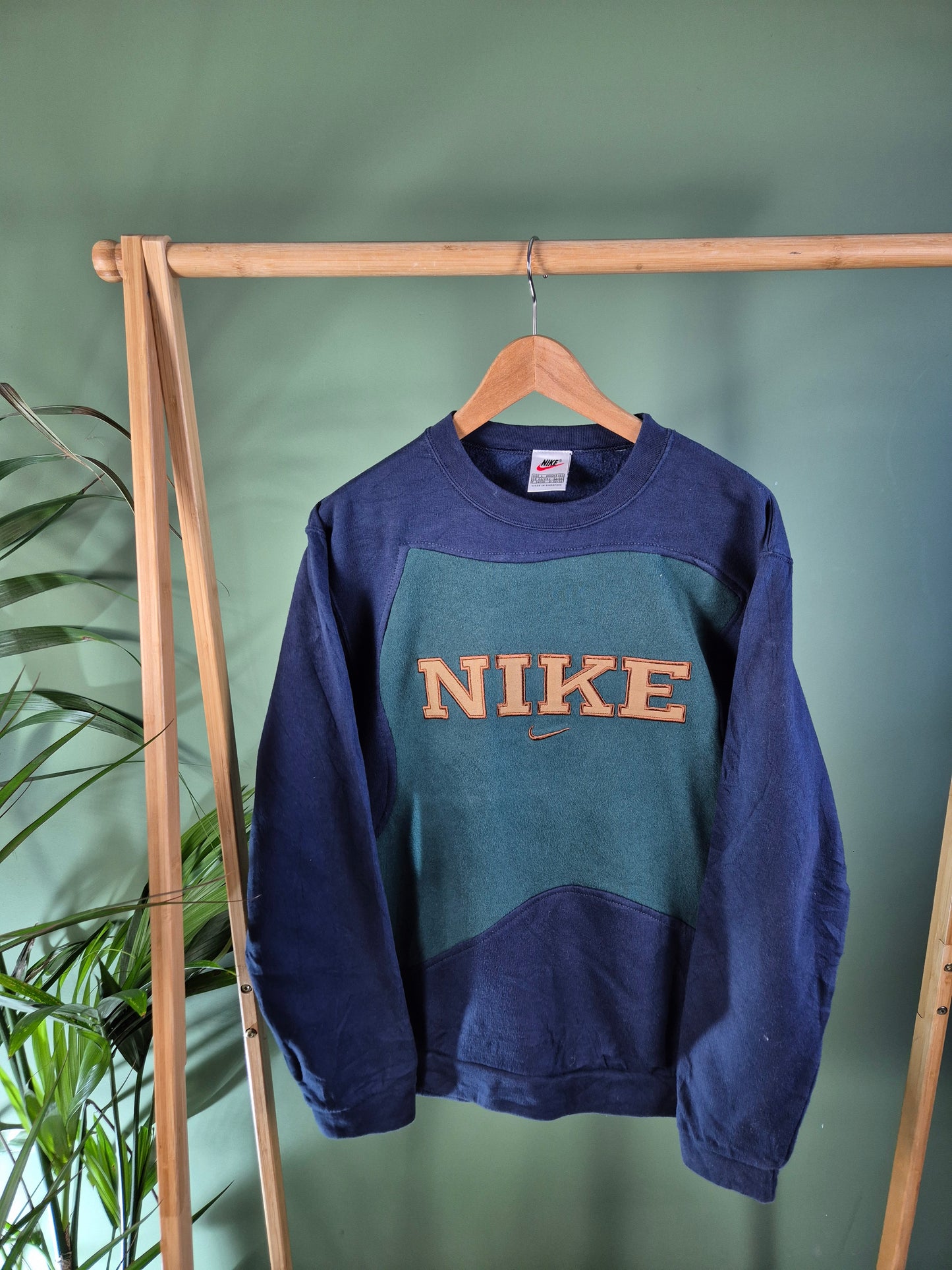 Nike 90s spell out rework sweater maat L