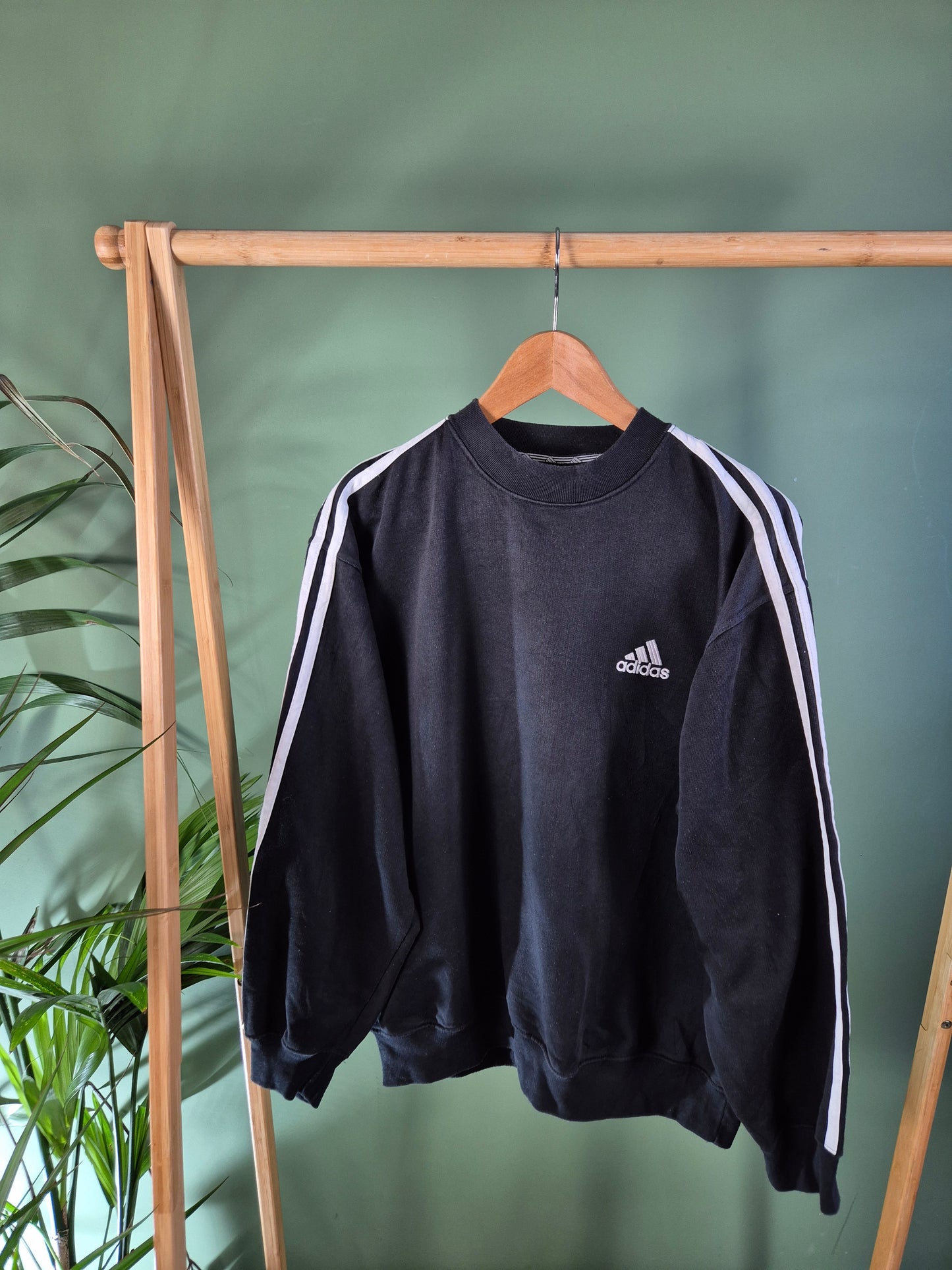 Adidas 90s chest logo sweater maat L