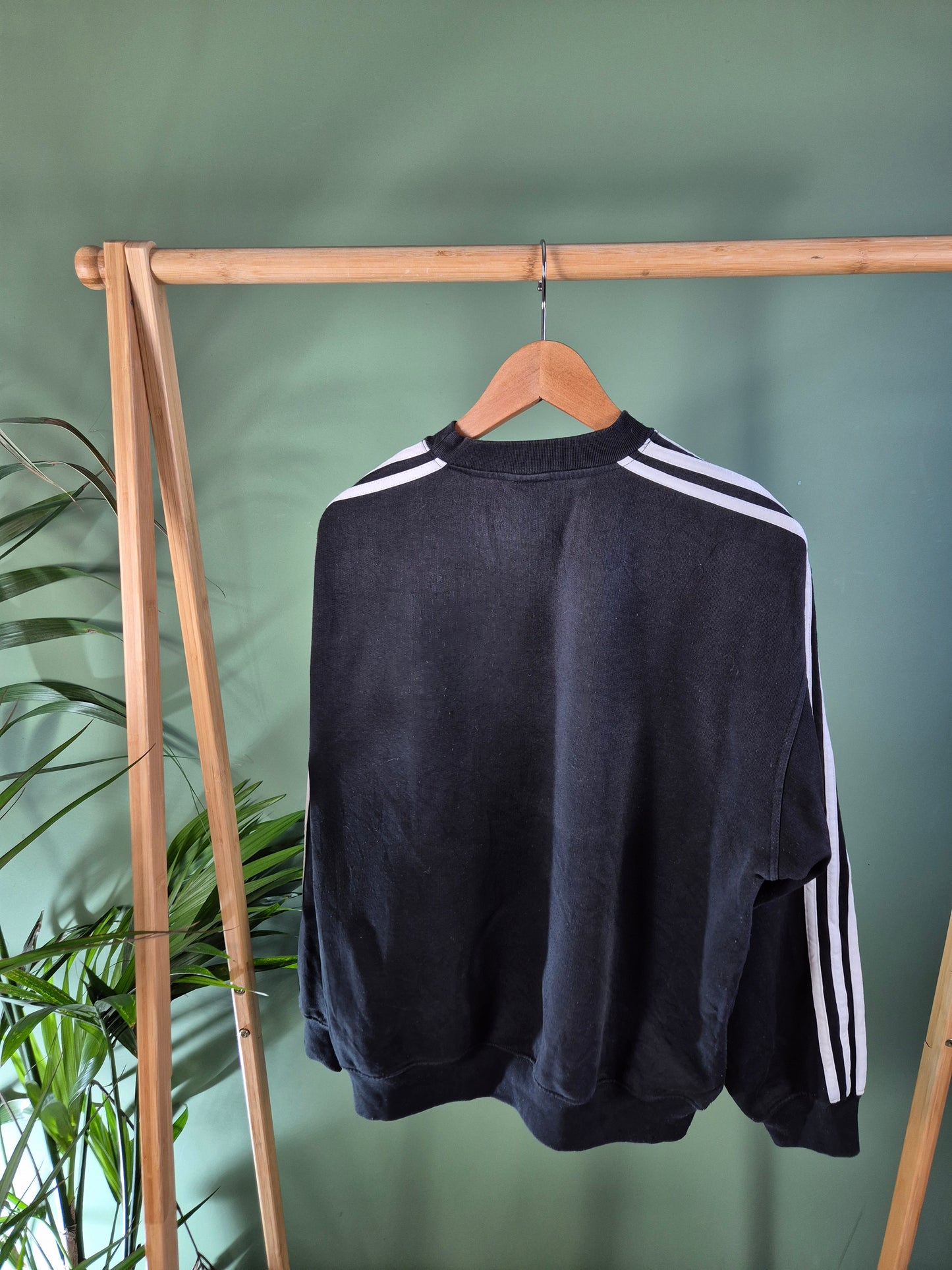 Adidas 90s chest logo sweater maat L