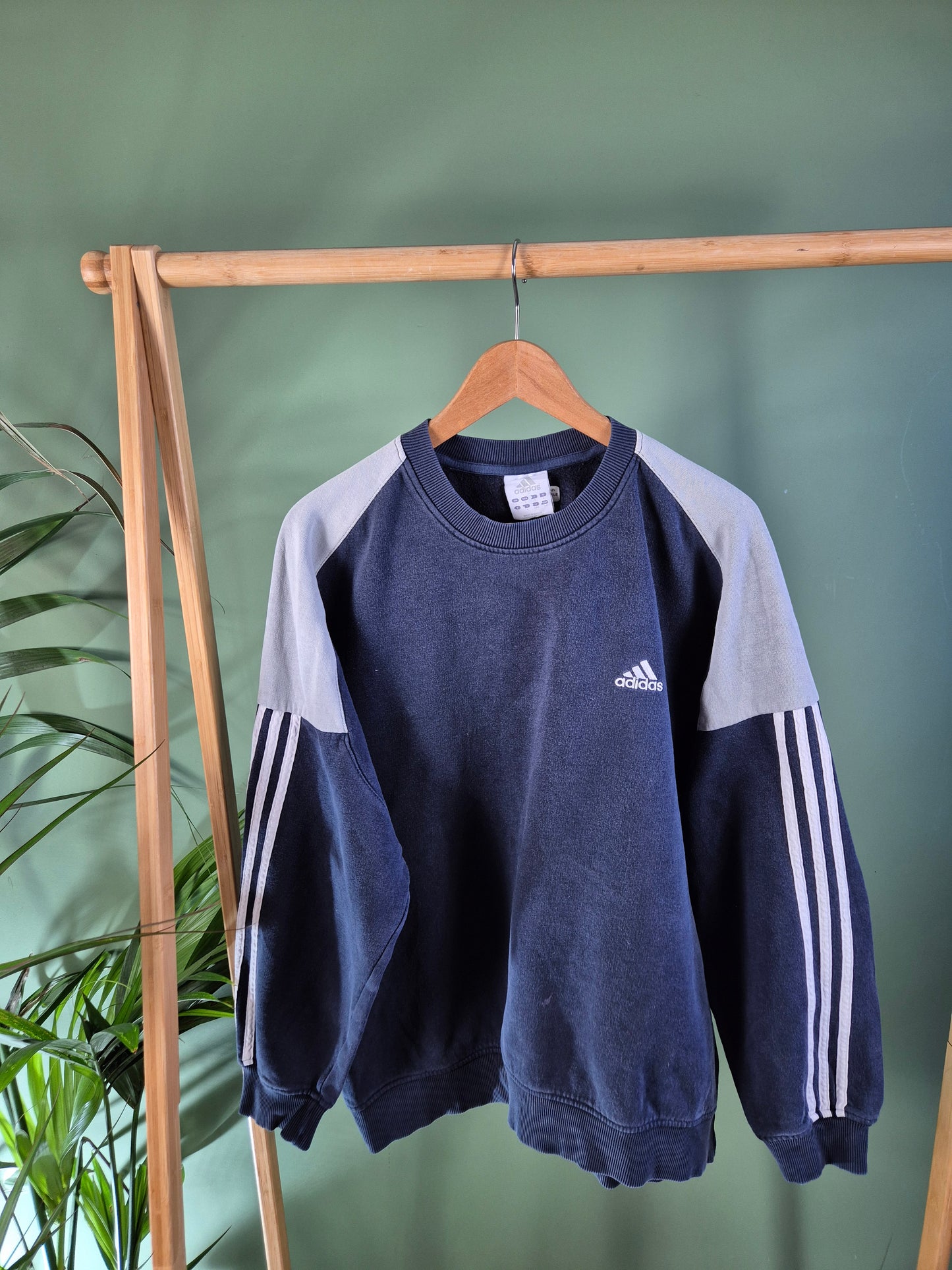 Adidas chest logo sweater maat L