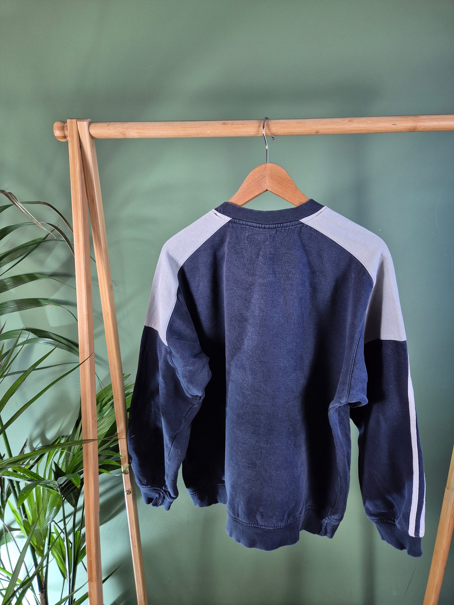 Adidas chest logo sweater maat L