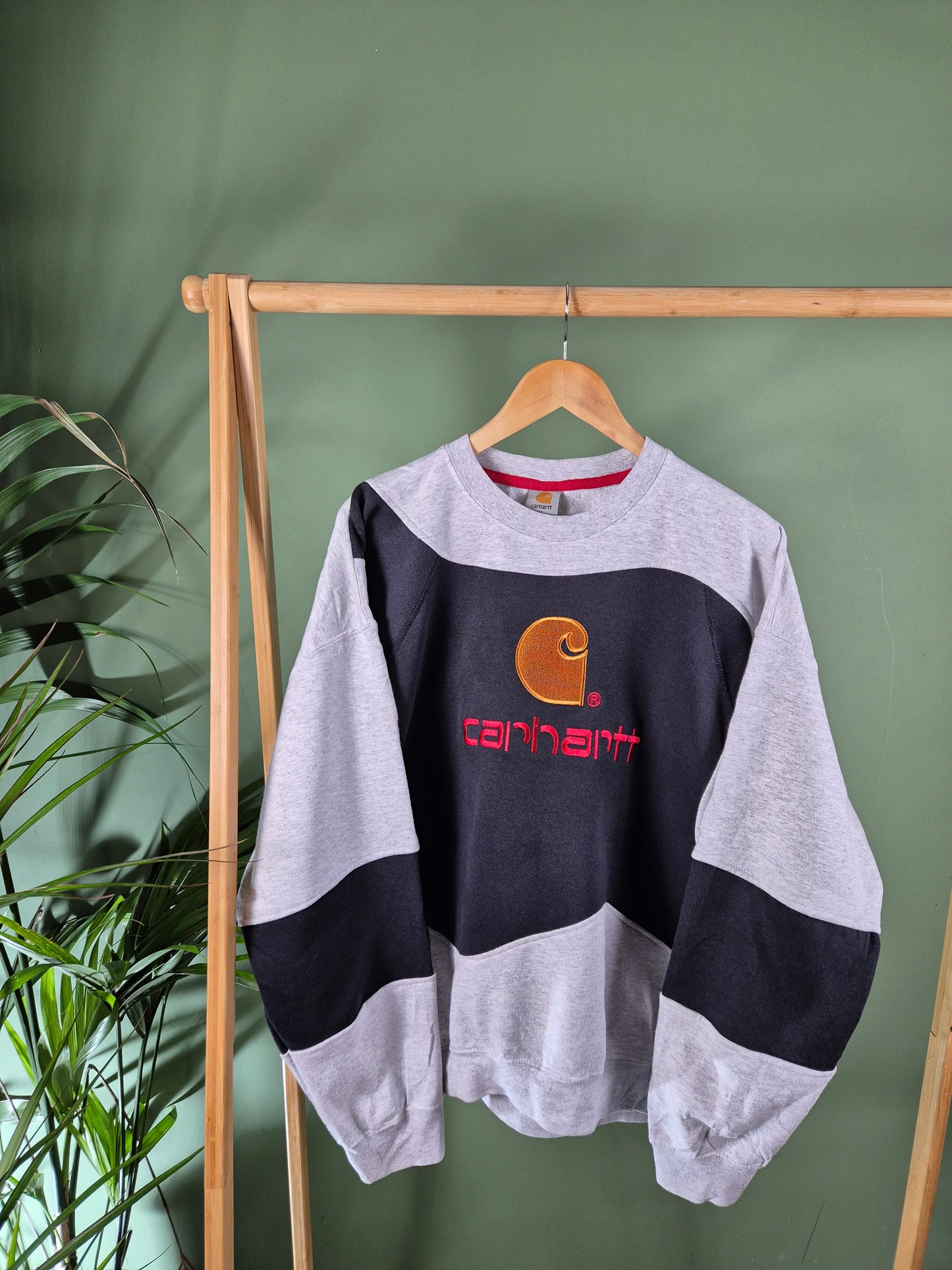 Carhartt big logo rework sweater maat XL