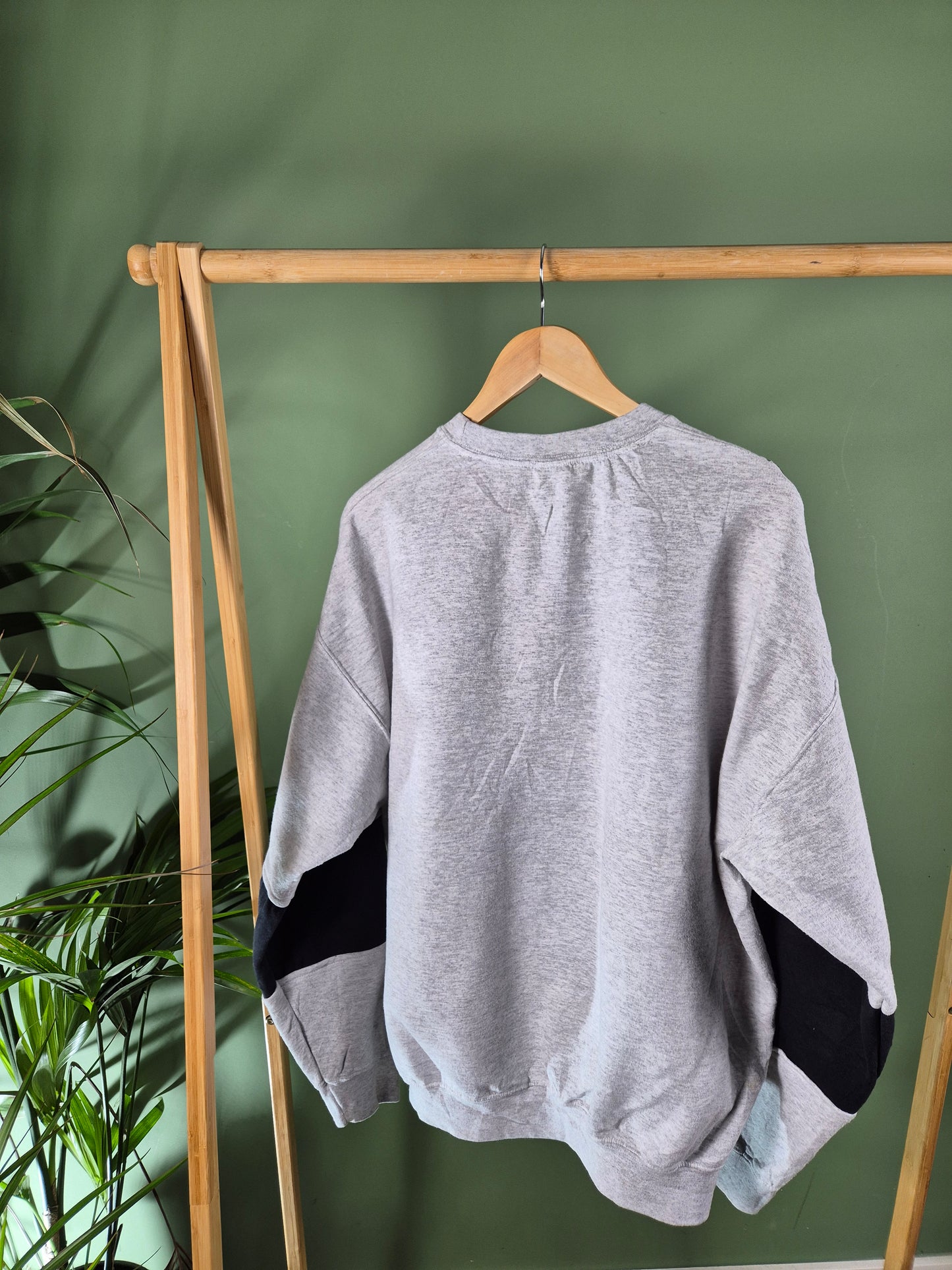 Carhartt big logo rework sweater maat XL