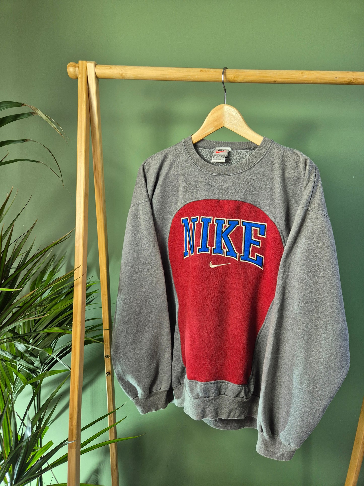 Nike 90s spell out reworked sweater maat L