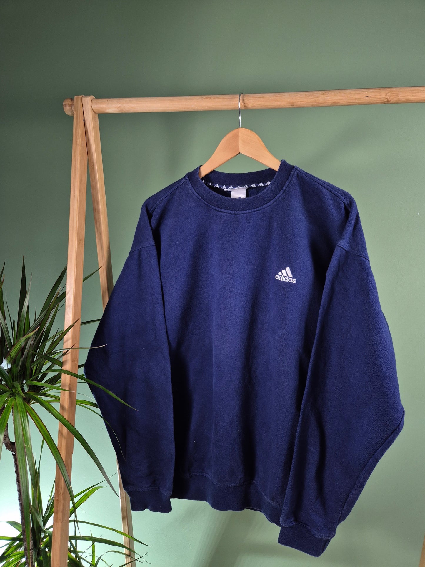 Adidas 90s chest logo sweater maat L