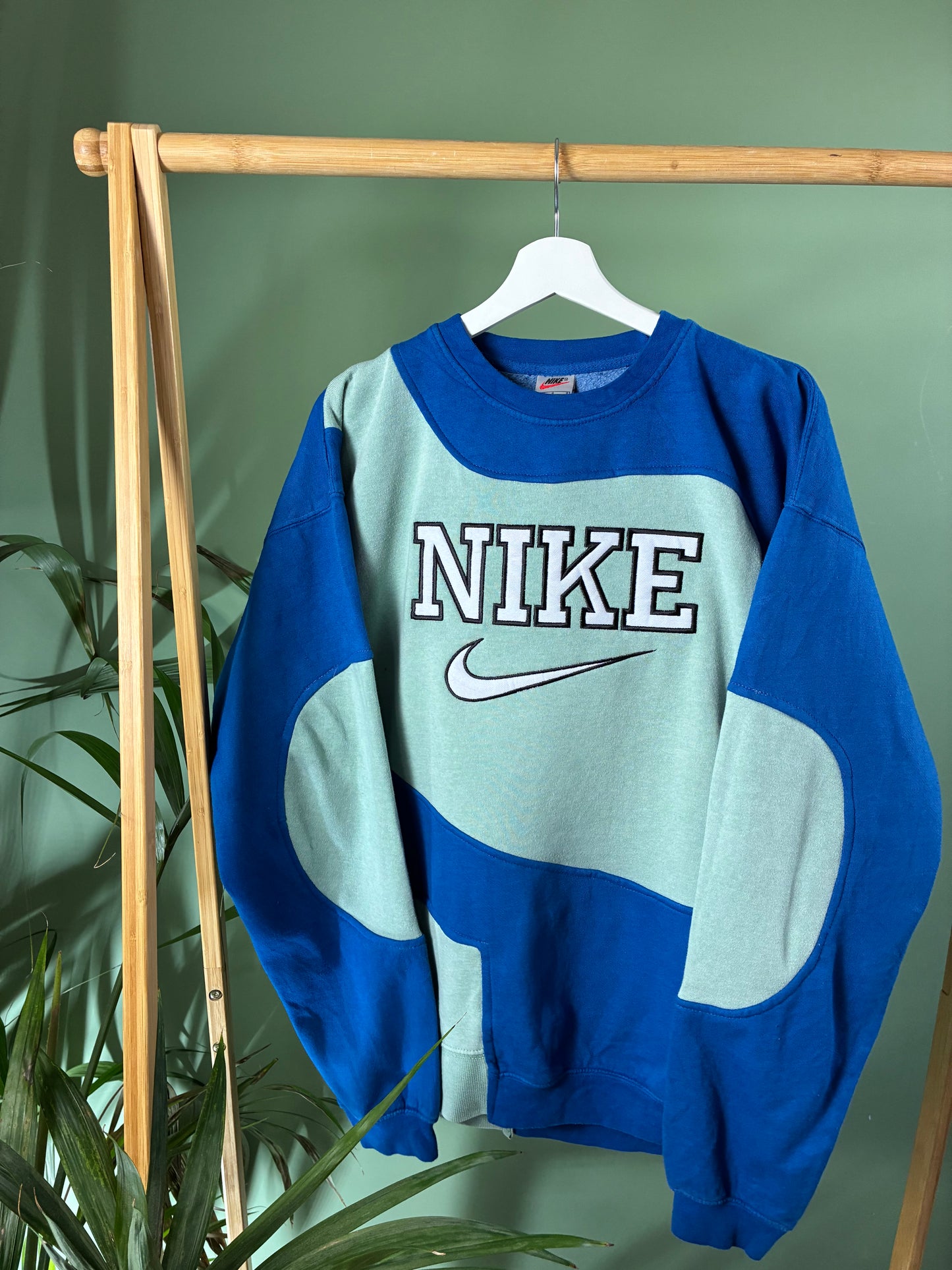 Nike 90s rework spell out sweater maat L