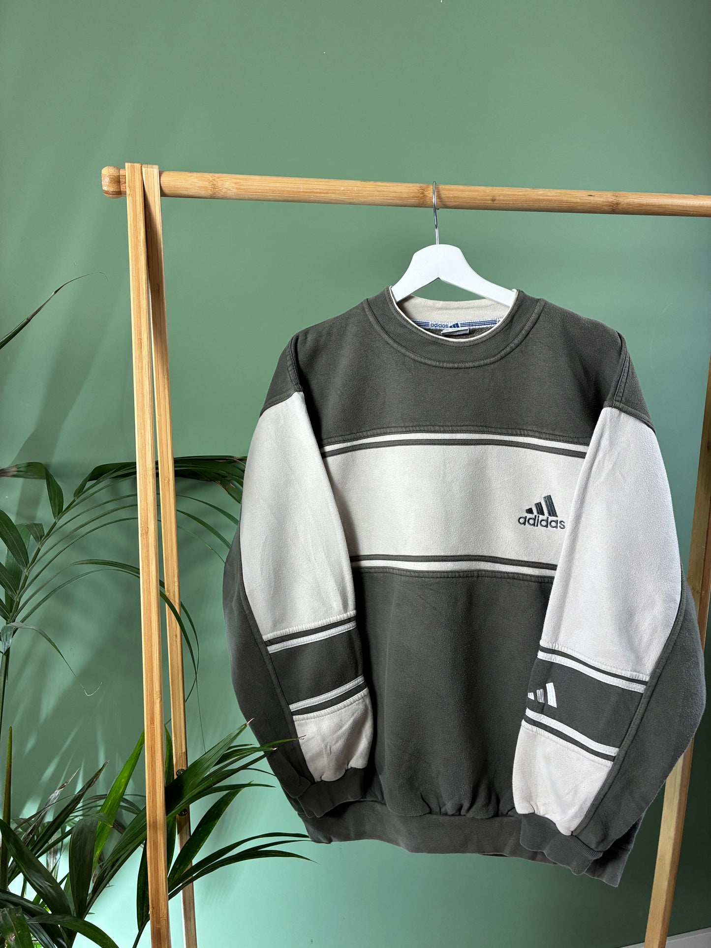 Adidas 90s chest logo sweater maat L