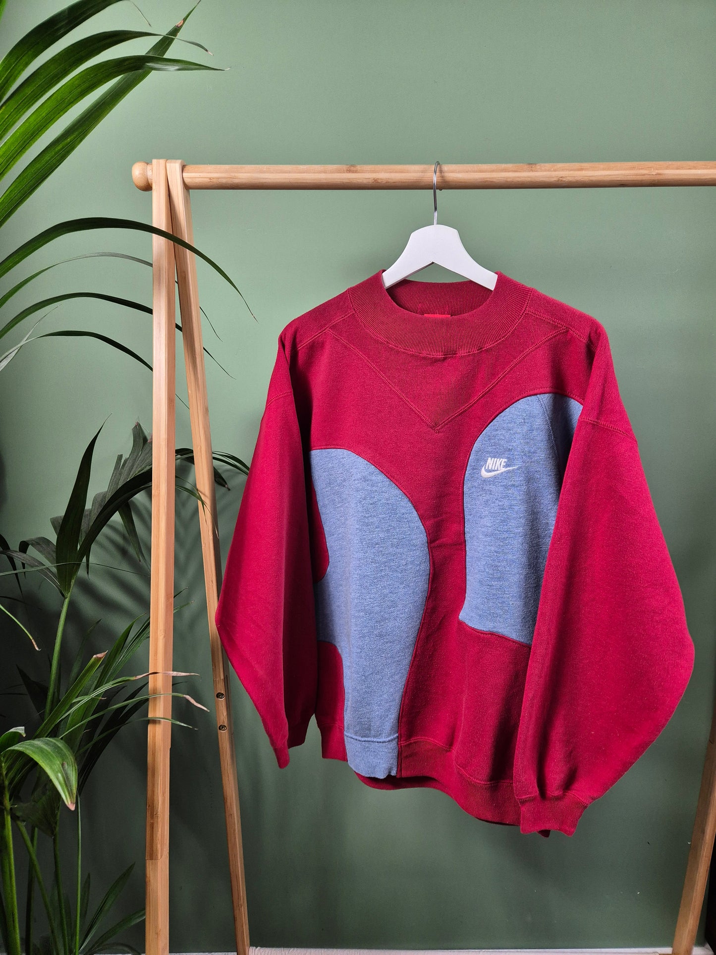 Nike chest logo rework sweater maat L