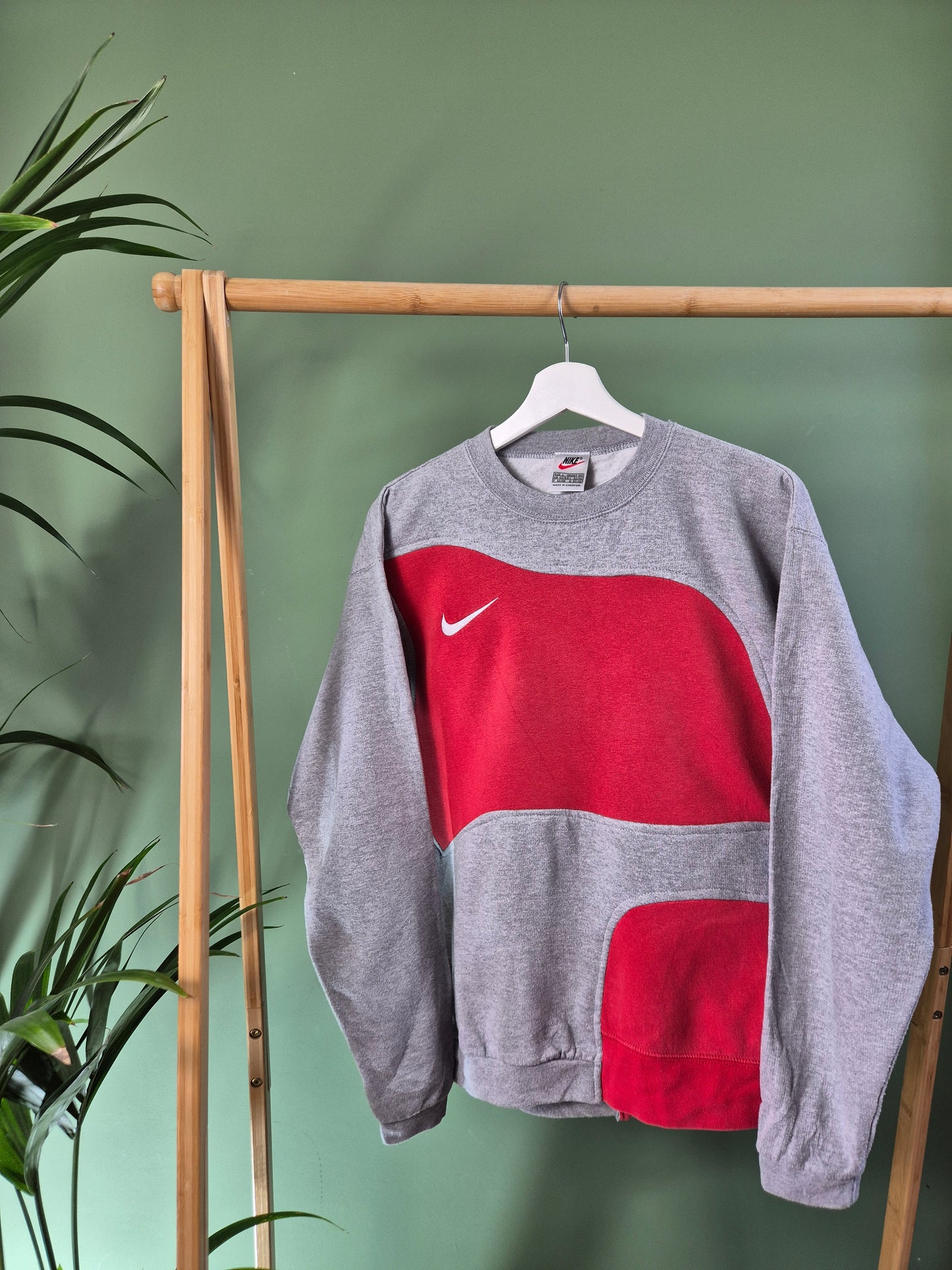 Nike 90s chest swoosh reworked sweater maat M