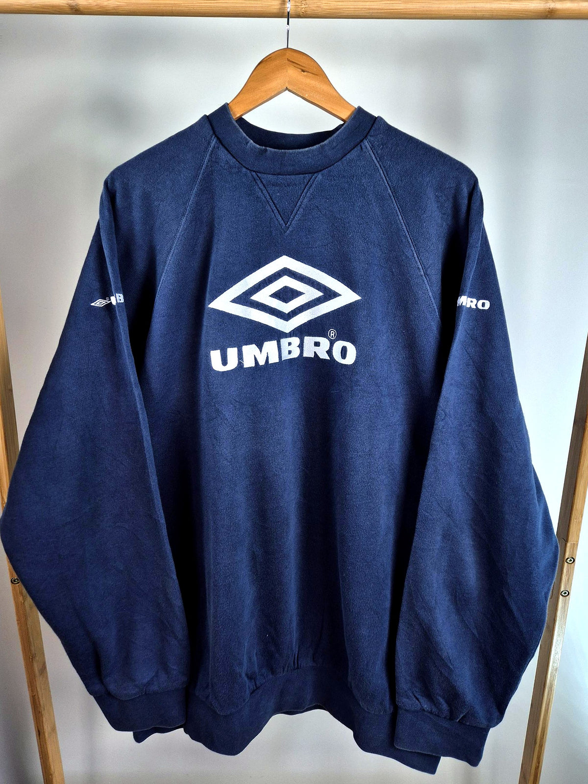 Umbro 90s Front Logo Sweater Heren | Blauw | Maat XXL
