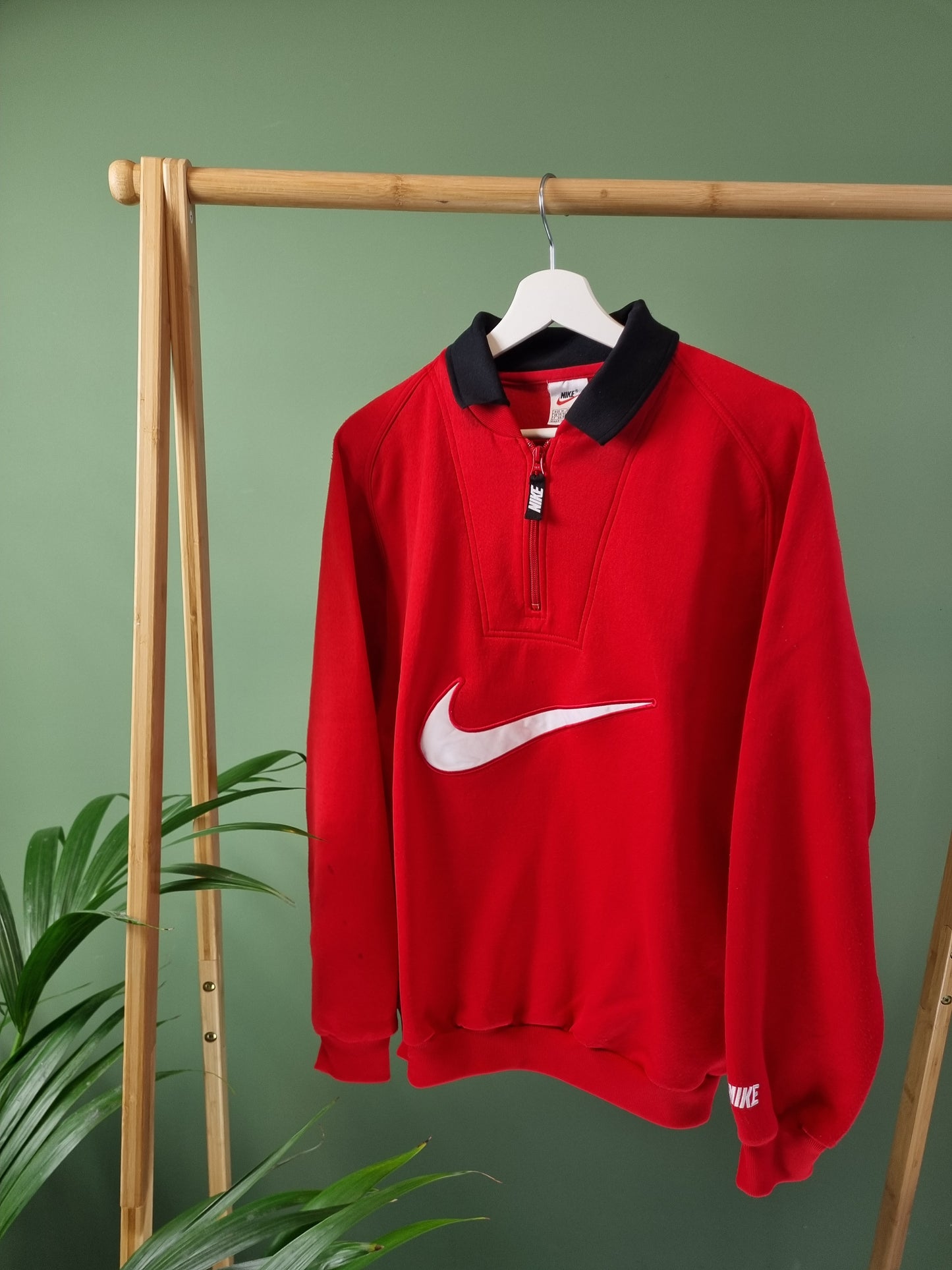 Nike 90s big swoosh sweater maat M